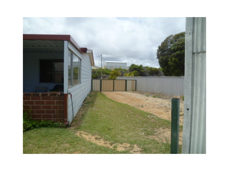 17 Rowlands Rd, Green Head WA 6514