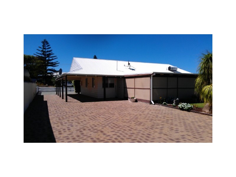 7 Rowlands Rd, Green Head WA 6514