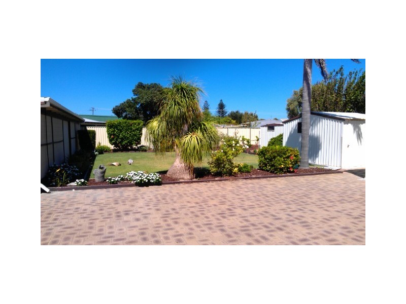 7 Rowlands Rd, Green Head WA 6514