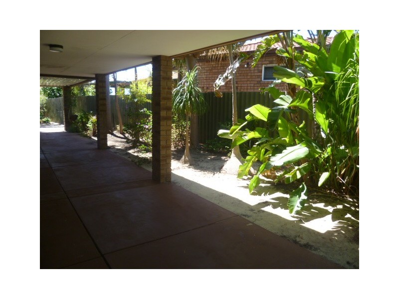 28 Towerhill Rd, Alexander Heights WA 6064