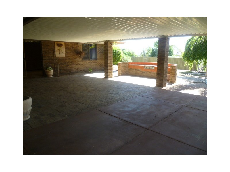 28 Towerhill Rd, Alexander Heights WA 6064