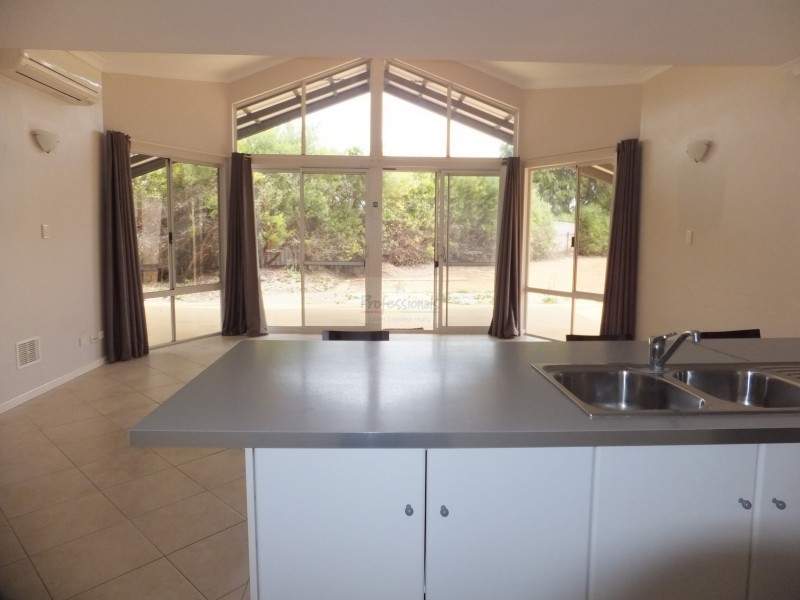 16 ELIZABETH WAY, Jurien Bay WA 6516