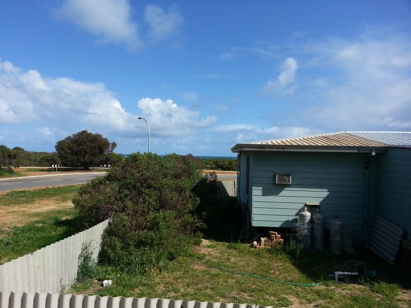 32 THOMAS STREET, Leeman WA 6514