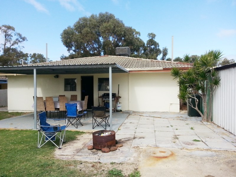 32 THOMAS STREET, Leeman WA 6514