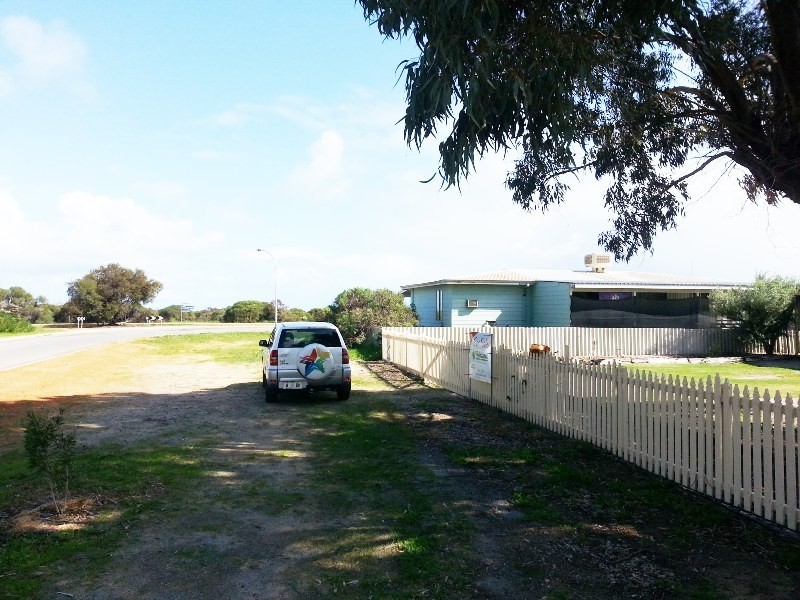 32 THOMAS STREET, Leeman WA 6514