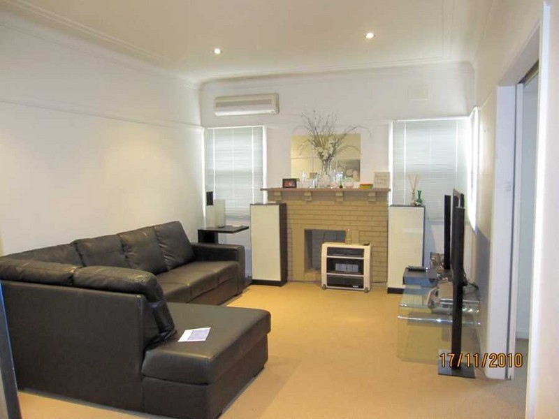 16 Moore Street, West Gosford NSW 2250