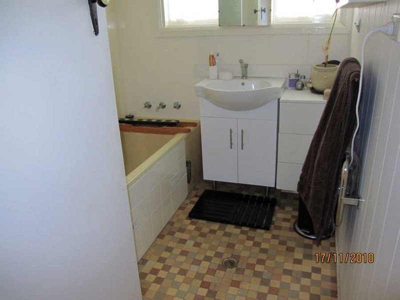 16 Moore Street, West Gosford NSW 2250