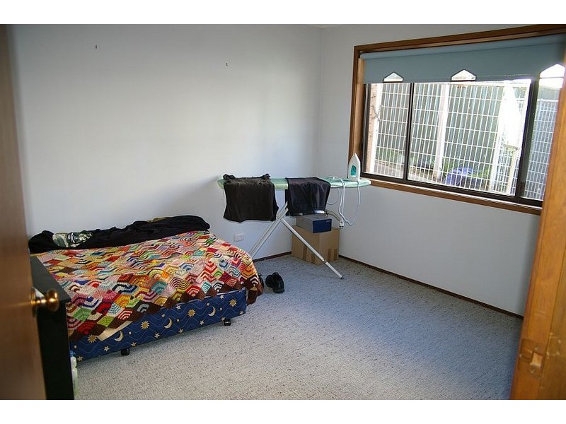 18 Day Street (Flat), Wyoming NSW 2250