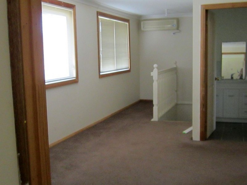 1 Roselands AVE, Wyoming NSW 2250