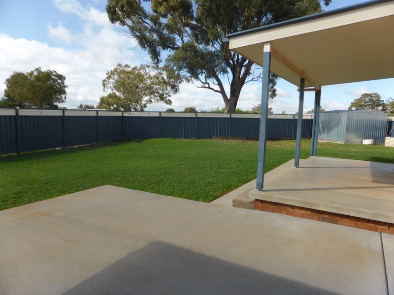 11 Mossgiel Place, Parkes NSW 2870