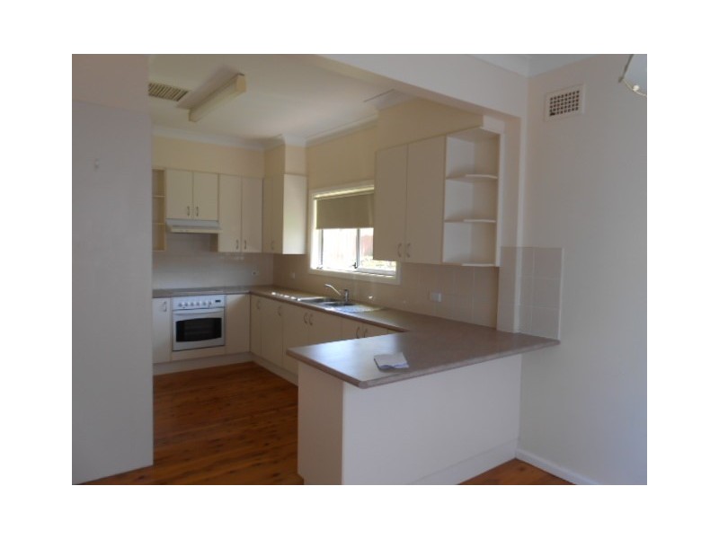 8 Panorama Cres, Parkes NSW 2870