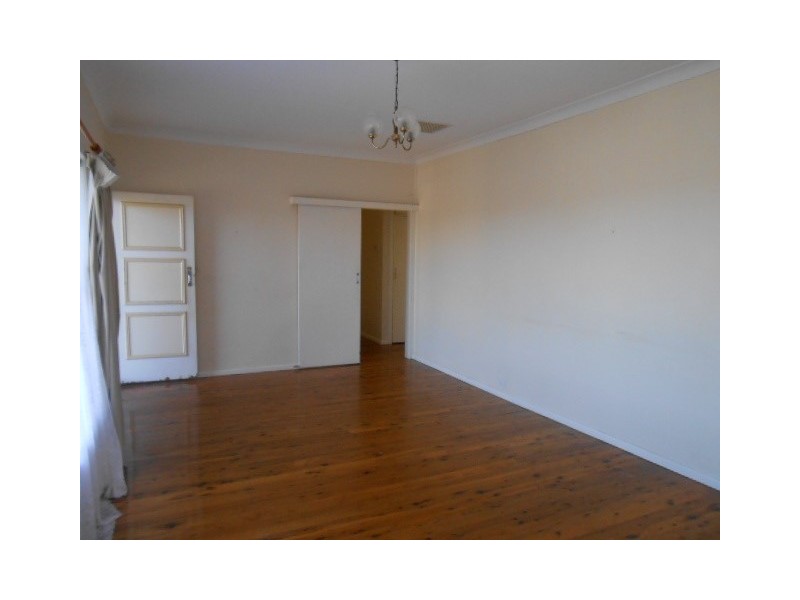 8 Panorama Cres, Parkes NSW 2870