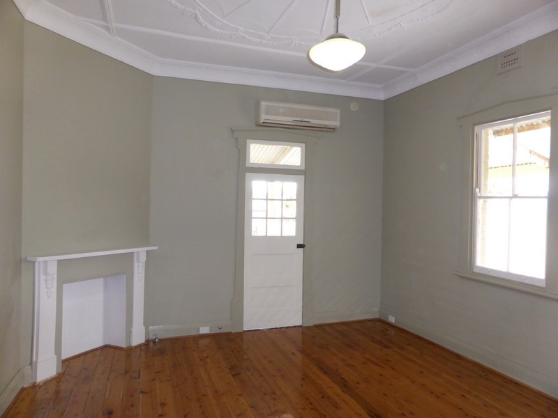10 Phillips Street, Parkes NSW 2870