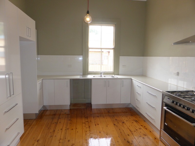10 Phillips Street, Parkes NSW 2870