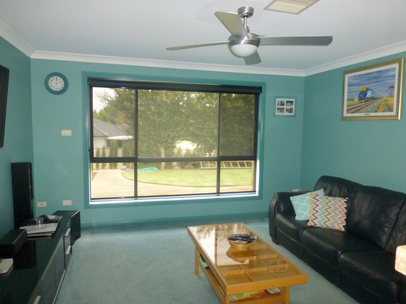 35 Glenburnie Close, Parkes NSW 2870