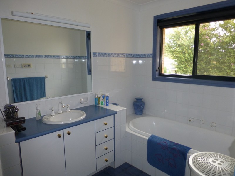 35 Glenburnie Close, Parkes NSW 2870