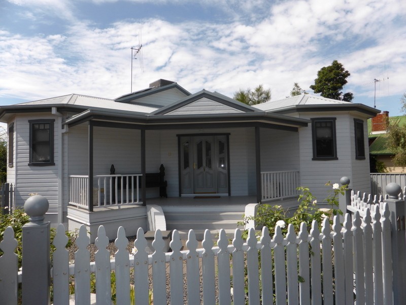 11 Close Street, Parkes NSW 2870