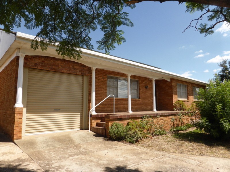 10 Glenwarrie Place, Parkes NSW 2870
