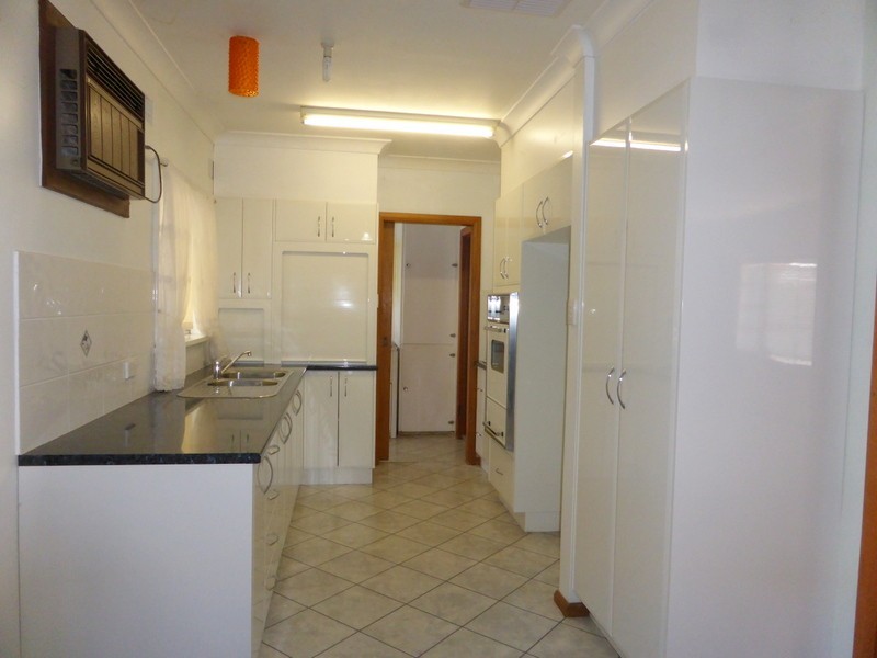 10 Glenwarrie Place, Parkes NSW 2870