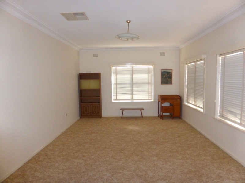 16A Armstrong Street, Parkes NSW 2870