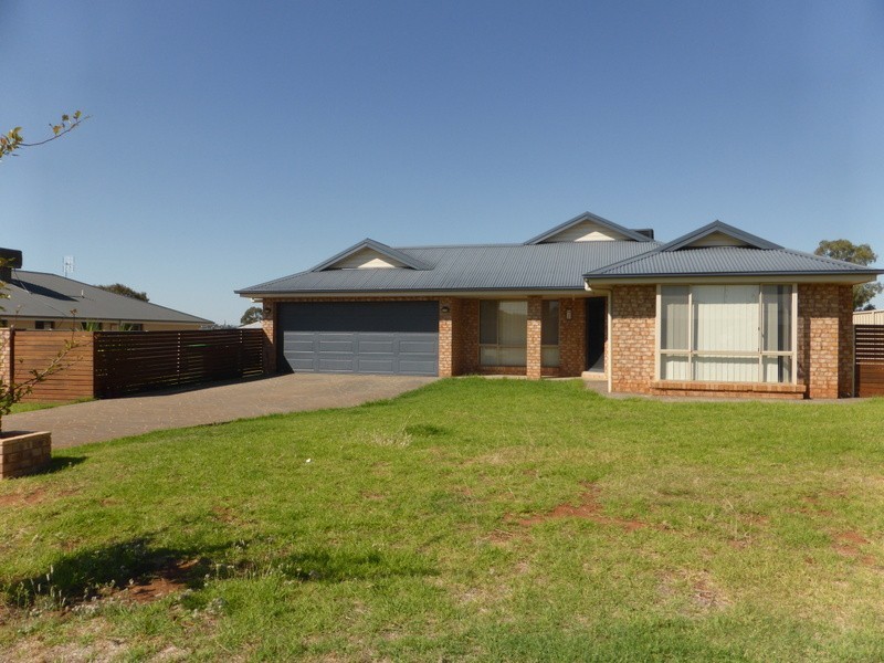7 Mossgiel Close, Parkes NSW 2870