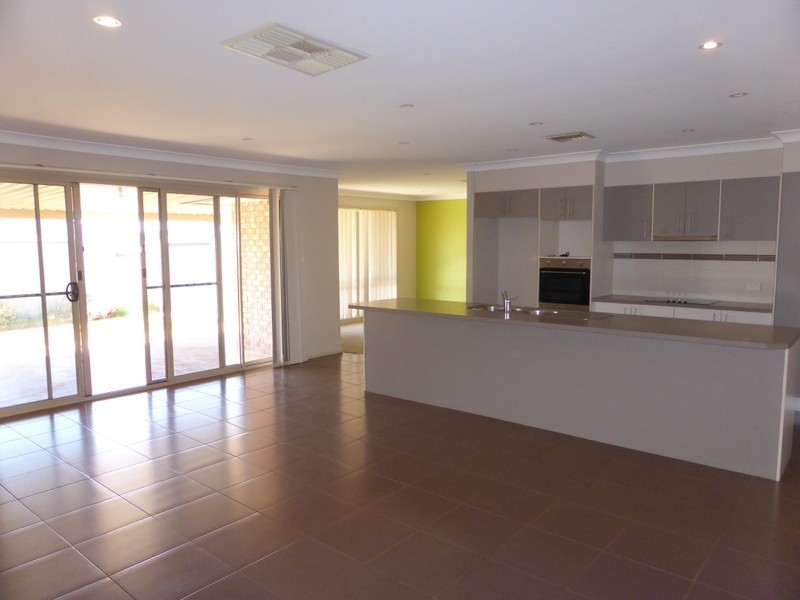 7 Mossgiel Close, Parkes NSW 2870