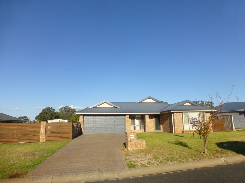 7 Mossgiel Close, Parkes NSW 2870