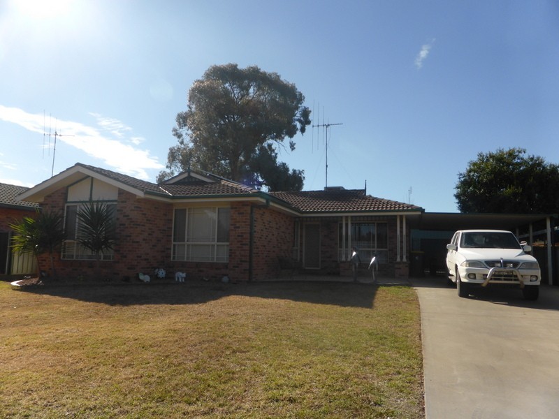 8 Ebelina Crescent, Parkes NSW 2870
