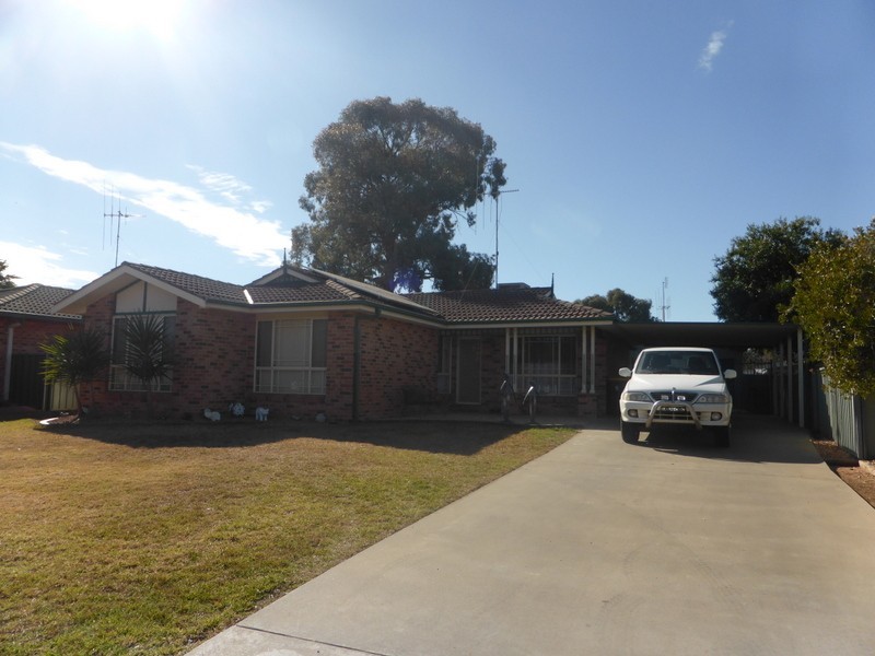 8 Ebelina Crescent, Parkes NSW 2870