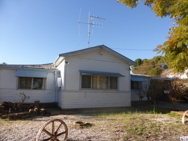 4 Orange Street, Parkes NSW 2870