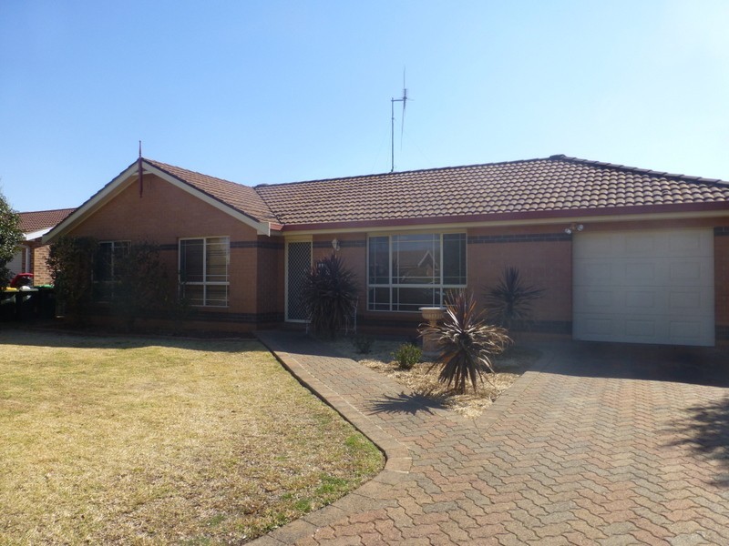 13 Ebelina Crescent, Parkes NSW 2870