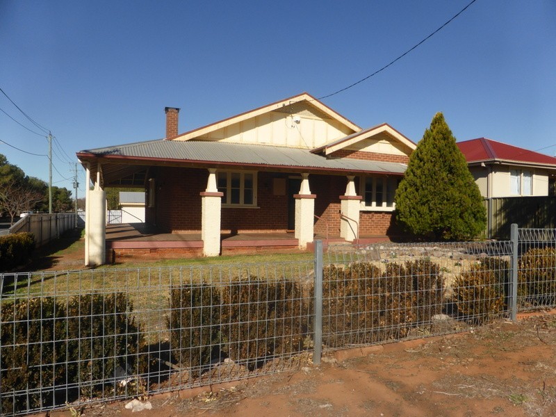 1 Keast Street, Parkes NSW 2870