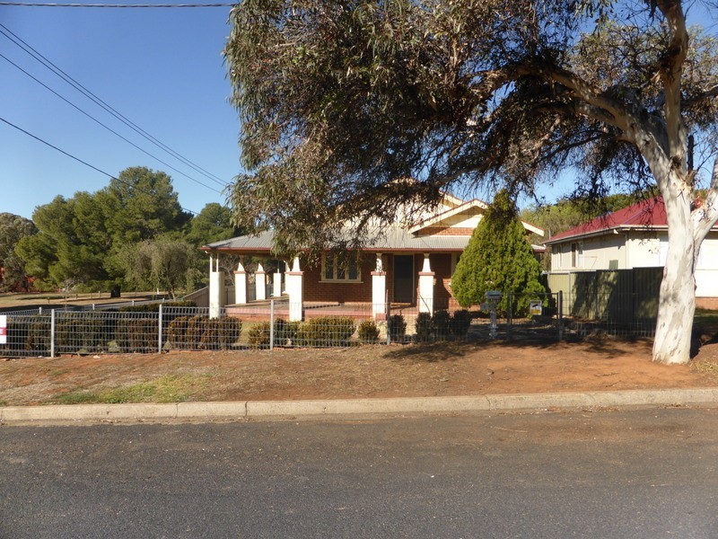 1 Keast Street, Parkes NSW 2870