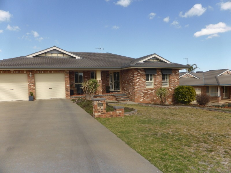 14 Glenburnie Close, Parkes NSW 2870