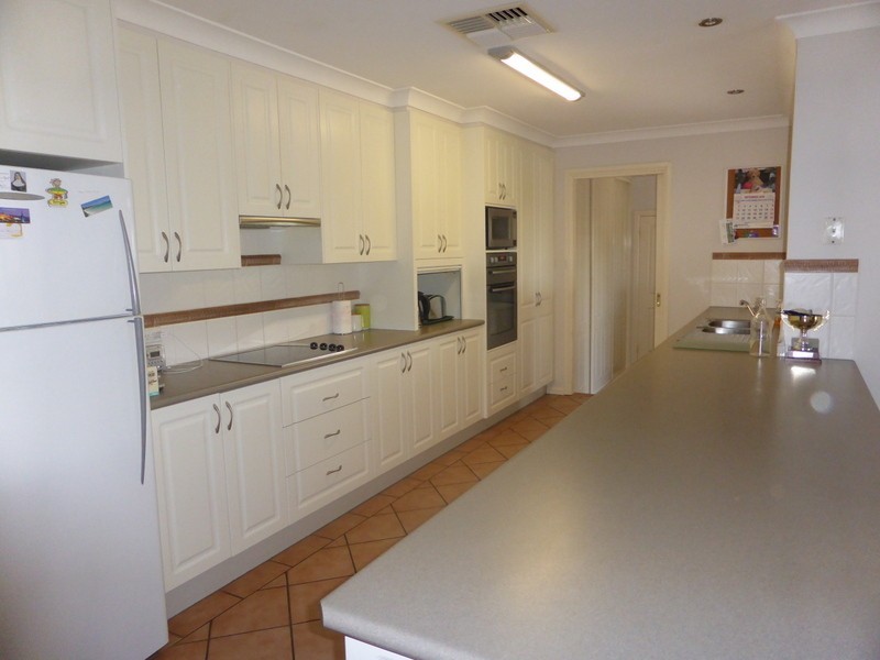 14 Glenburnie Close, Parkes NSW 2870