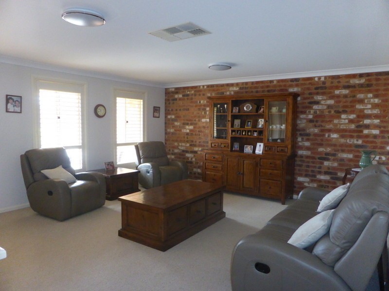 14 Glenburnie Close, Parkes NSW 2870