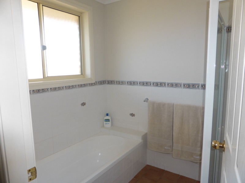 14 Glenburnie Close, Parkes NSW 2870
