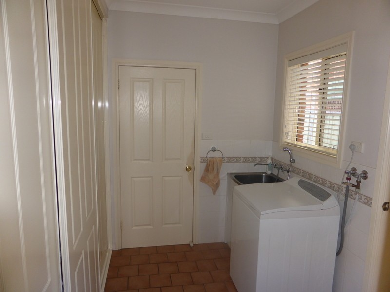 14 Glenburnie Close, Parkes NSW 2870