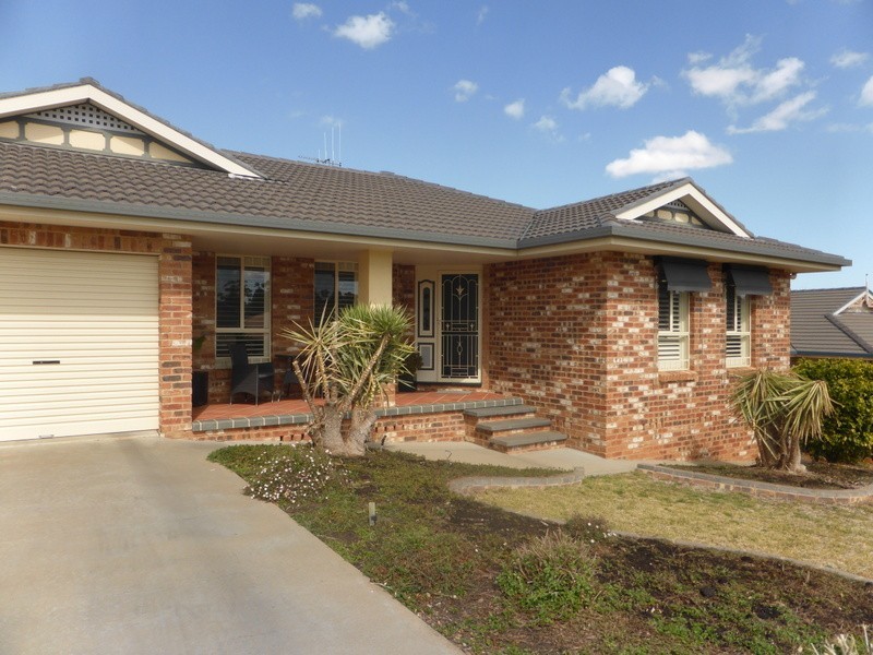 14 Glenburnie Close, Parkes NSW 2870