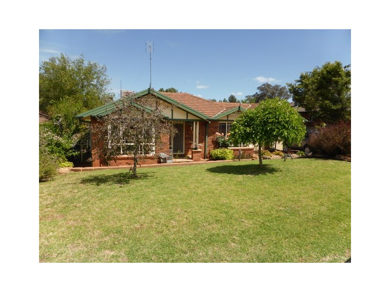 8 Glengowrie Close, Parkes NSW 2870