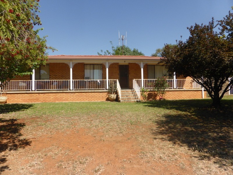 8 Bowditch Crescent, Parkes NSW 2870