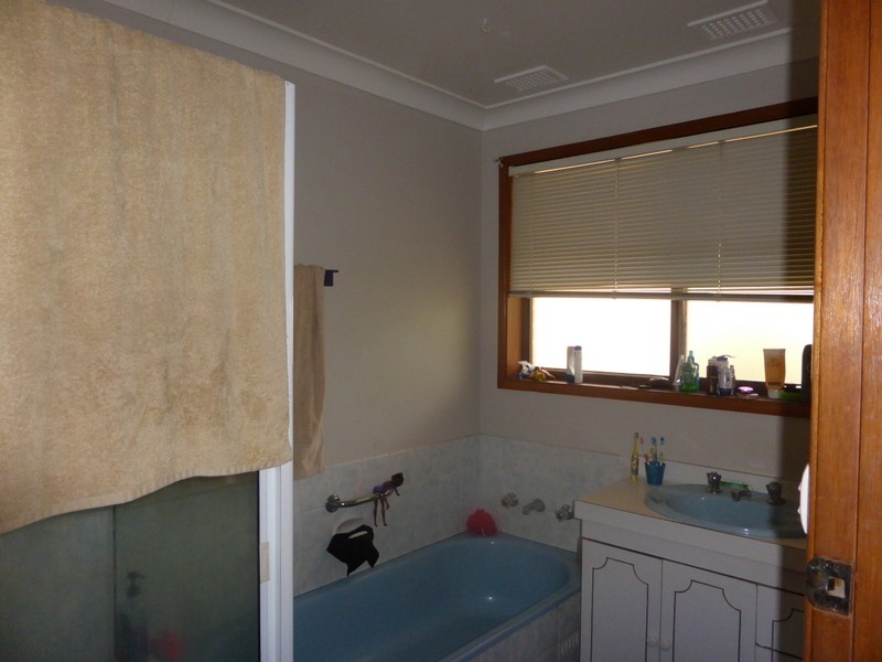 8 Bowditch Crescent, Parkes NSW 2870