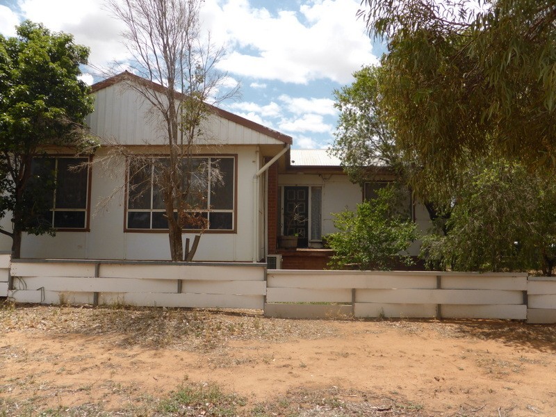 2 Moon Crescent, Parkes NSW 2870