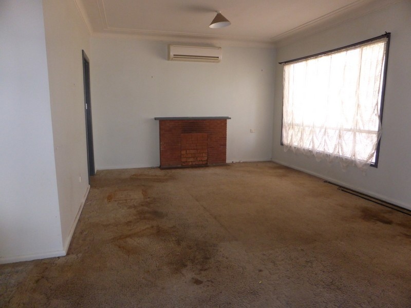 2 Moon Crescent, Parkes NSW 2870