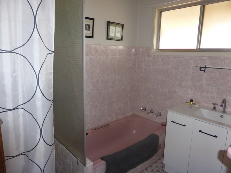 2 Wattle Street, Parkes NSW 2870