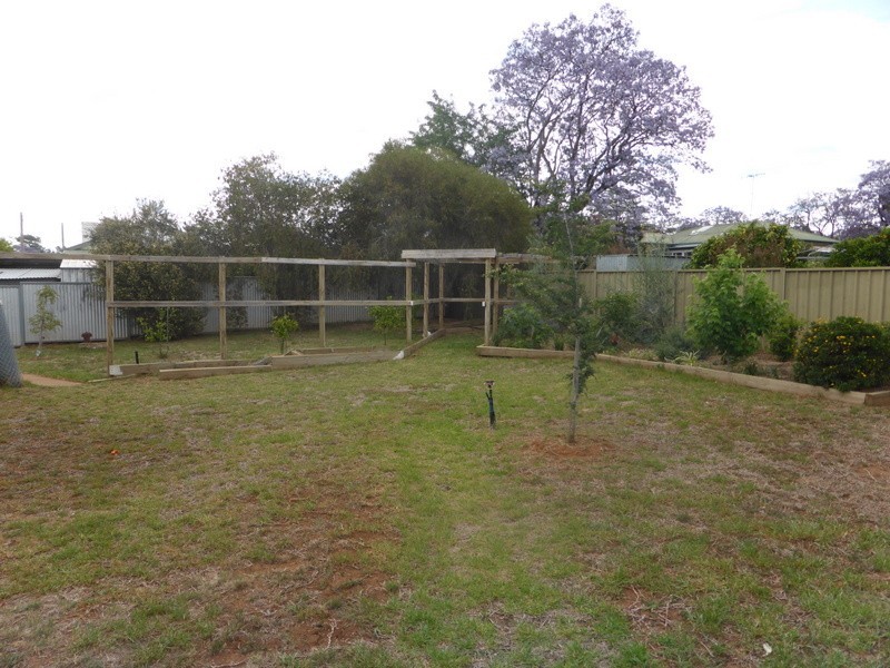 2 Wattle Street, Parkes NSW 2870