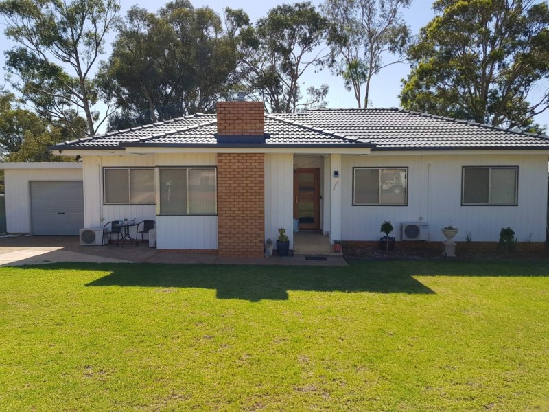 7 Hodges Street, Parkes NSW 2870