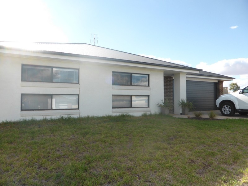 27 Rosewood Avenue, Parkes NSW 2870