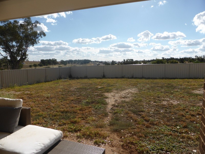 27 Rosewood Avenue, Parkes NSW 2870
