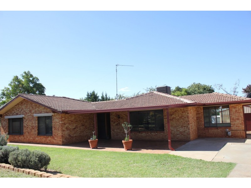 25 Bowditch Crescent, Parkes NSW 2870